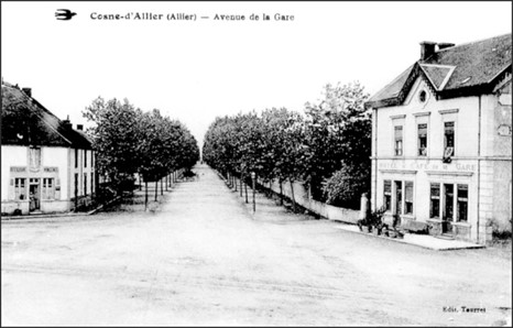 Allée plantée et hôtels face à la gare